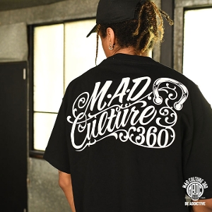【M.A.D CULTURE 360】 calligraph Tシャツ